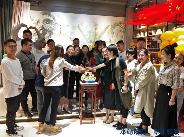 怡康居裝飾19周年慶 | 與祖國(guó)同慶，感謝怡路有你！